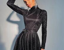 Блестящее платье с расклешенной юбкой и высоким воротом Блестящее платье с расклешенной юбкой и высоким воротом | PUSHKA SHOP