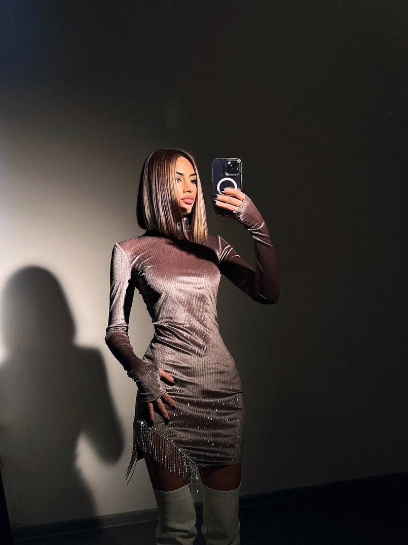 Оксамитова сукня, декорована бахромою зі страз Оксамитова сукня, декорована бахромою зі страз | PUSHKA SHOP