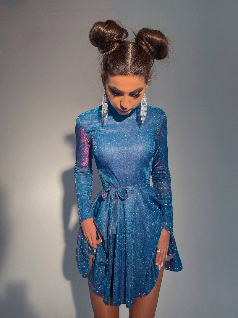 Блестящее платье с расклешенной юбкой и высоким воротом Блестящее платье с расклешенной юбкой и высоким воротом | PUSHKA SHOP