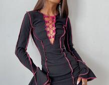 Трикотажное платье с контрастными элементами и шнуровкой Трикотажное платье с контрастными элементами и шнуровкой | PUSHKA SHOP