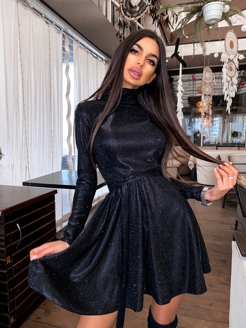 Блестящее платье с расклешенной юбкой и высоким воротом Блестящее платье с расклешенной юбкой и высоким воротом | PUSHKA SHOP