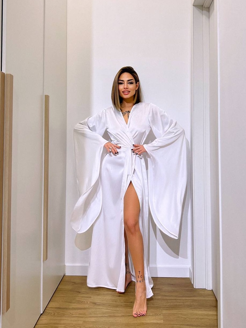 Шовковий халатик із розкльошеними рукавами Шовковий халатик із розкльошеними рукавами | PUSHKA SHOP