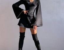 Оксамитова сукня, декорована стразами з розкльошоними рукавами Оксамитова сукня, декорована стразами з розкльошоними рукавами | PUSHKA SHOP