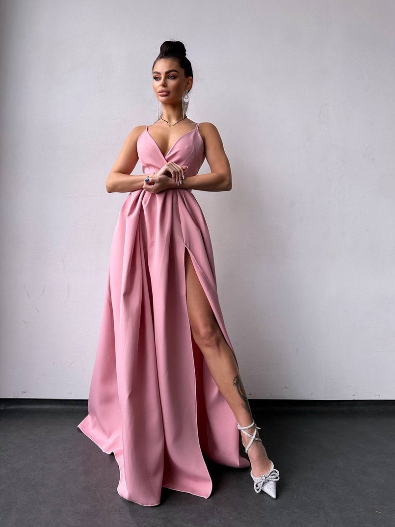 Сукня максі на тонких бретелях з розрізом на спідниці Сукня максі на тонких бретелях з розрізом на спідниці | PUSHKA SHOP