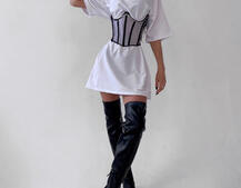 Удлиненная футболка с бельевым корсетом декорированным цепочками  | PUSHKA SHOP