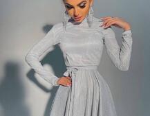 Блискуча сукня з розкльошеною спідницею та високим коміром Блискуча сукня з розкльошеною спідницею та високим коміром | PUSHKA SHOP