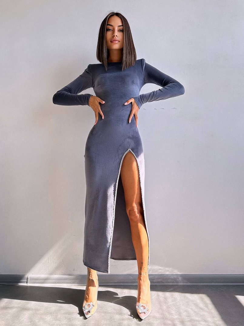 Оксамитова сукня з розрізом, декорована стразами. | PUSHKA SHOP