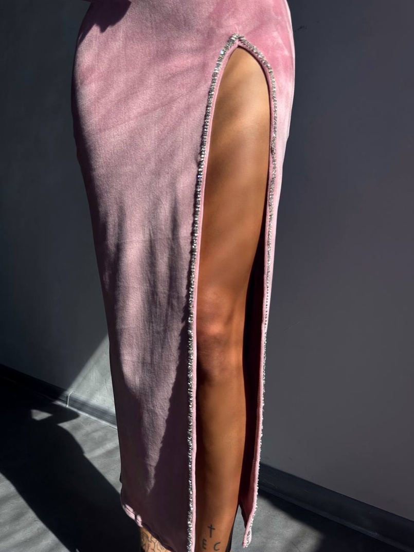 Оксамитова сукня з розрізом, декорована стразами. | PUSHKA SHOP