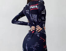 Платье с креативным принтом и металлическими застежками Платье с креативным принтом и металлическими застежками | PUSHKA SHOP