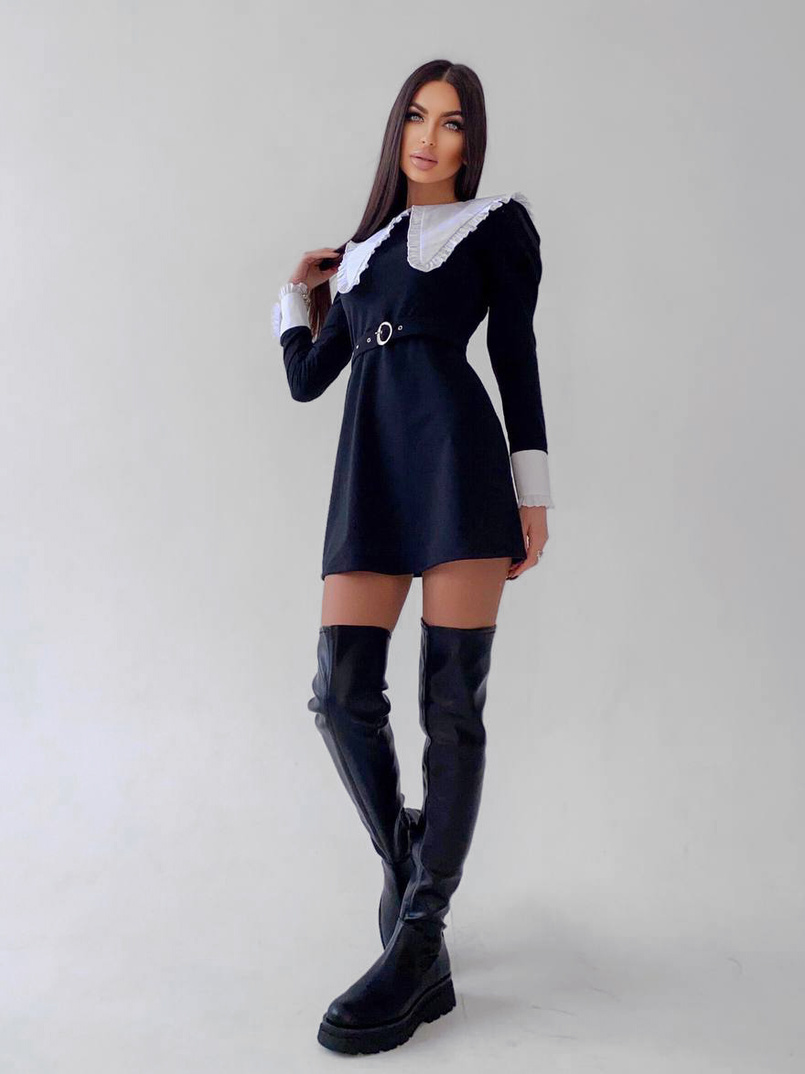 Чёрное приталенное платье с контрастным воротником с рюшами Чёрное приталенное платье с контрастным воротником с рюшами | PUSHKA SHOP