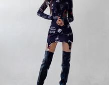 Платье с креативным принтом и металлическими застежками Платье с креативным принтом и металлическими застежками | PUSHKA SHOP