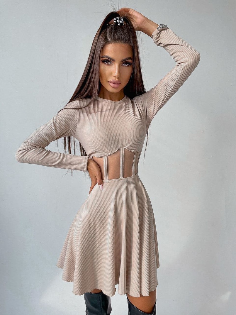 Приталенное платье с корсетной вставкой и пышной юбкой-солцем Приталенное платье с корсетной вставкой и пышной юбкой-солцем | PUSHKA SHOP