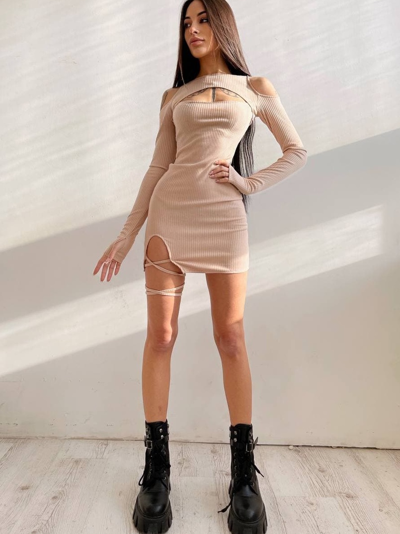 Трикотажное платье по фигуре со шнуровкой на ножке Трикотажное платье по фигуре со шнуровкой на ножке | PUSHKA SHOP