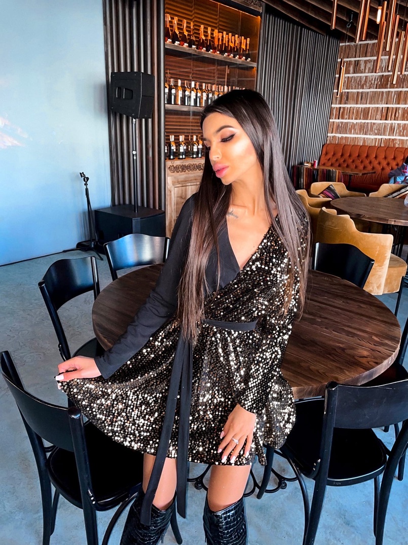 Платье с пайетками и запахом на груди Платье с пайетками и запахом на груди | PUSHKA SHOP