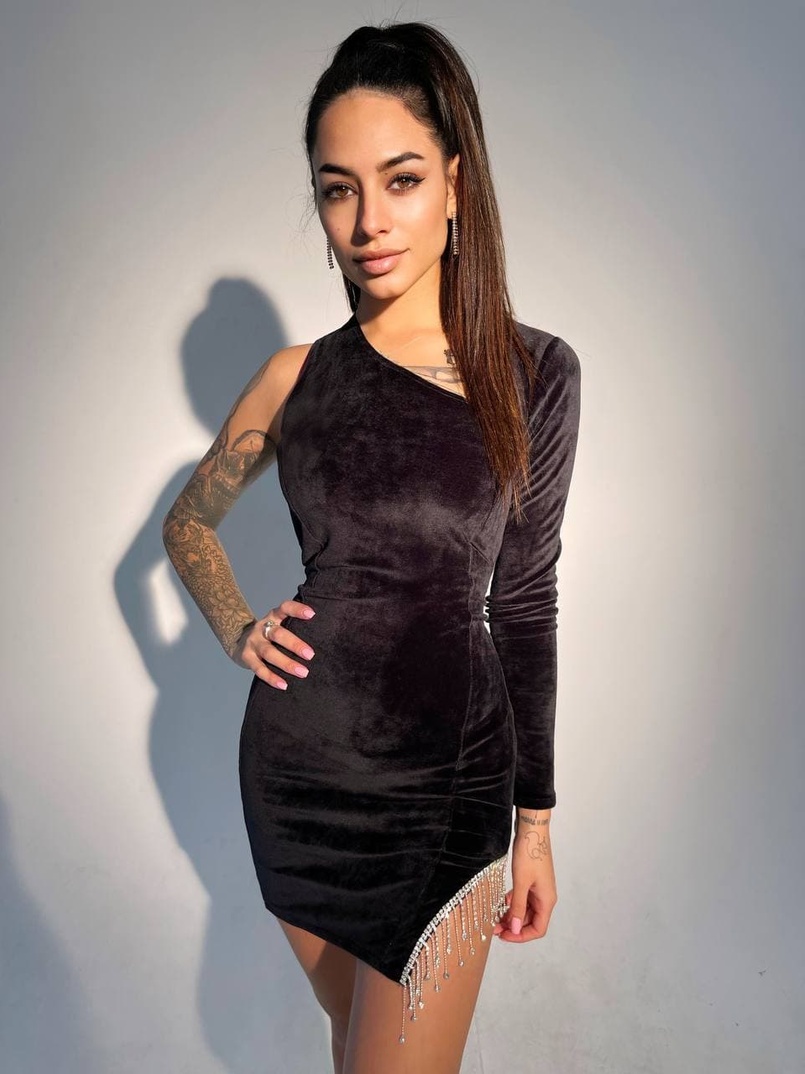 Бархатное платье, декорированное бахромой из страз Бархатное платье, декорированное бахромой из страз | PUSHKA SHOP