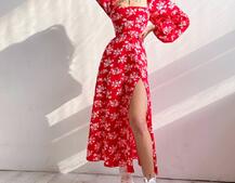 Цветочное платье-миди со шнуровкой на спинке и разрезом на ножке Цветочное платье-миди со шнуровкой на спинке и разрезом на ножке | PUSHKA SHOP