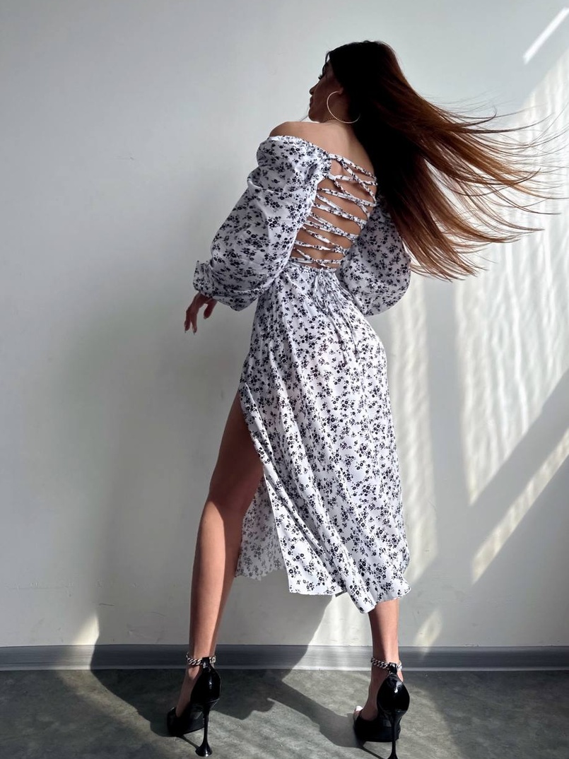 Квіткова сукня-міді зі шнурівкою на спинці та розрізом на ніжці Квіткова сукня-міді зі шнурівкою на спинці та розрізом на ніжці | PUSHKA SHOP