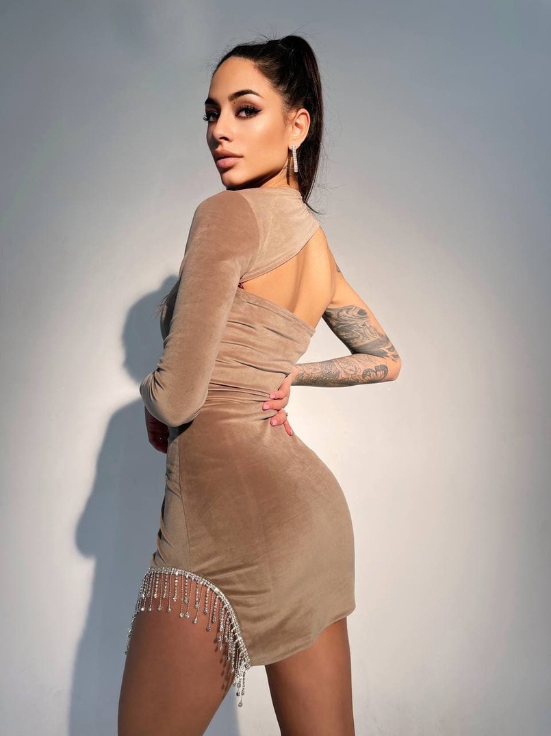 Бархатное платье, декорированное бахромой из страз  | PUSHKA SHOP