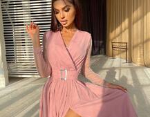 Блискуча сукня-міді із запахом на грудях і розрізом на спідниці з широким поясом Блискуча сукня-міді із запахом на грудях і розрізом на спідниці з широким поясом | PUSHKA SHOP