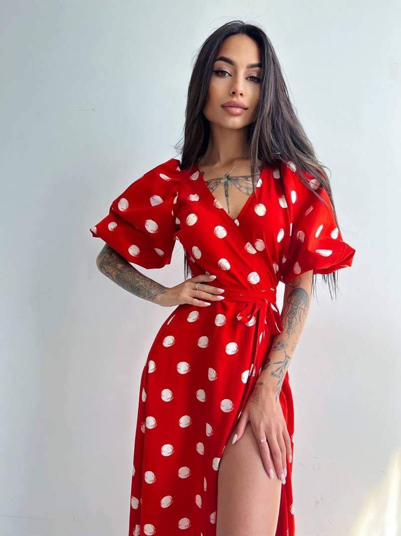 Платье миди в горох с запахом и объемными рукавами Платье миди в горох с запахом и объемными рукавами | PUSHKA SHOP