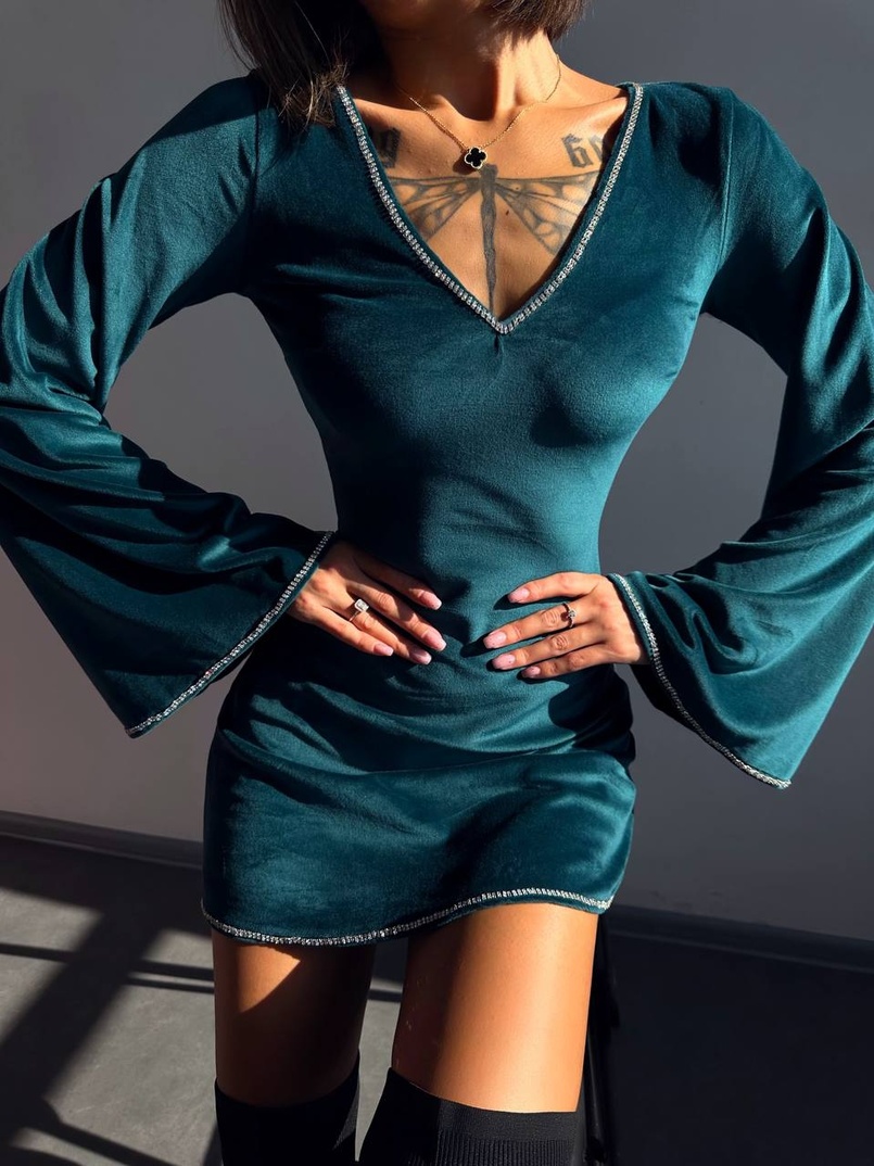 Оксамитова сукня, декорована стразами з розкльошоними рукавами Оксамитова сукня, декорована стразами з розкльошоними рукавами | PUSHKA SHOP