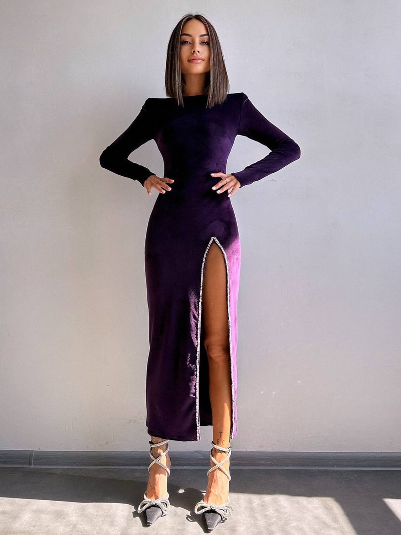 Оксамитова сукня з розрізом, декорована стразами. | PUSHKA SHOP