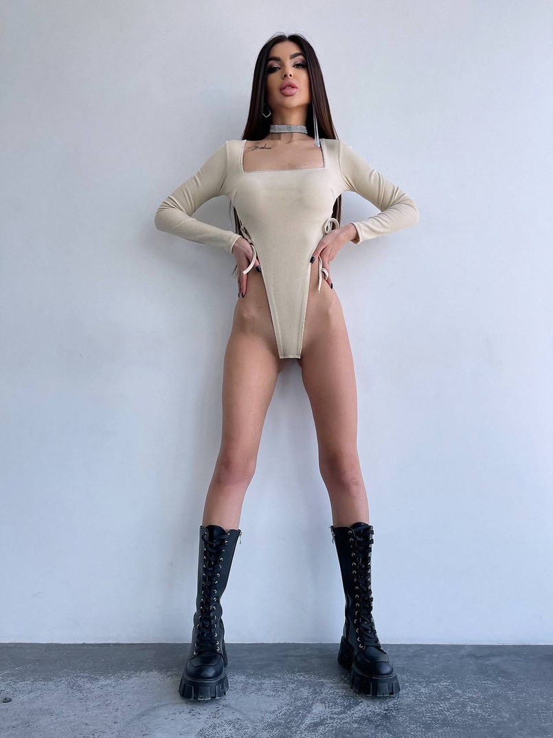 Трикотажне боді зі шнурівкою з боків, прикрашене стразами  Прикраса пришита. Ручна робота.  | PUSHKA SHOP