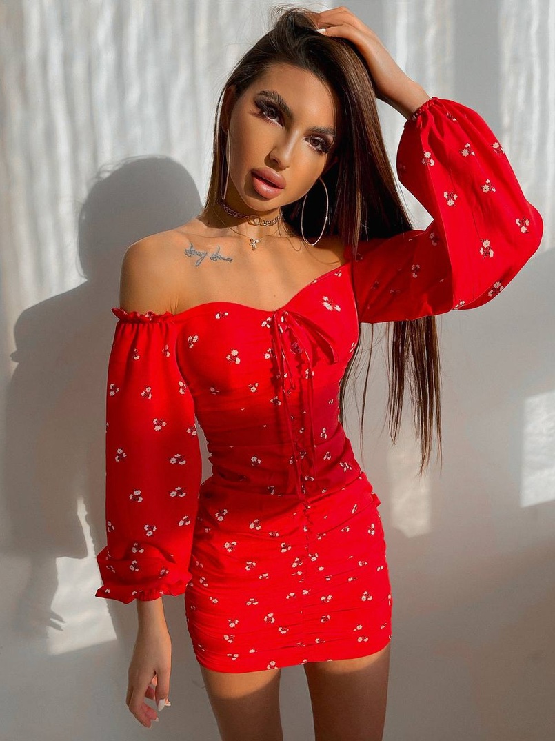 Платье со сборкой в цветочный принт Платье со сборкой в цветочный принт | PUSHKA SHOP