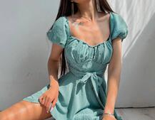 Платье со сборкой на груди и пышной юбкой Платье со сборкой на груди и пышной юбкой | PUSHKA SHOP