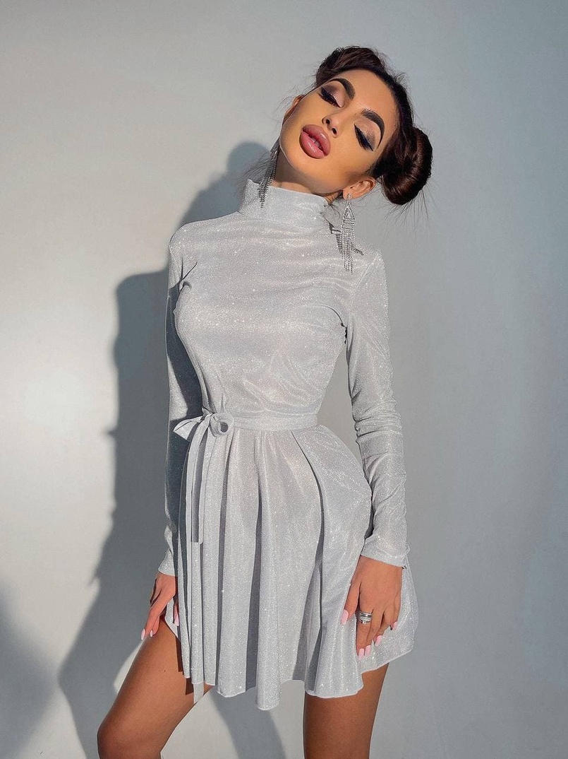 Блискуча сукня з розкльошеною спідницею та високим коміром Блискуча сукня з розкльошеною спідницею та високим коміром | PUSHKA SHOP