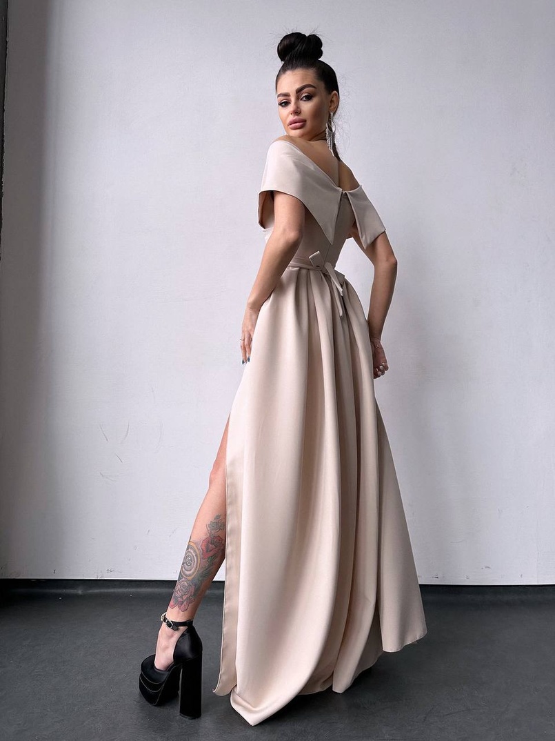 Сукня максі  з відкритими плечима та розрізом на спідниці Сукня максі  з відкритими плечима та розрізом на спідниці | PUSHKA SHOP