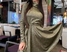 Блестящее платье с расклешенной юбкой и высоким воротом Блестящее платье с расклешенной юбкой и высоким воротом | PUSHKA SHOP