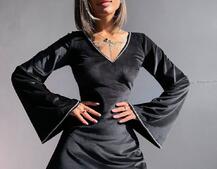 Оксамитова сукня, декорована стразами з розкльошоними рукавами Оксамитова сукня, декорована стразами з розкльошоними рукавами | PUSHKA SHOP