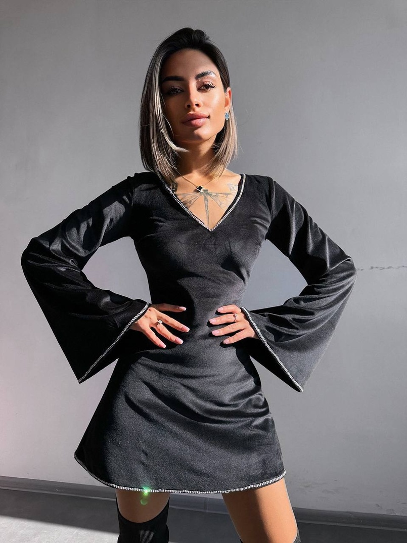 Оксамитова сукня, декорована стразами з розкльошоними рукавами Оксамитова сукня, декорована стразами з розкльошоними рукавами | PUSHKA SHOP