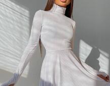 Приталенное трикотажное платье с высоким горлом | PUSHKA SHOP