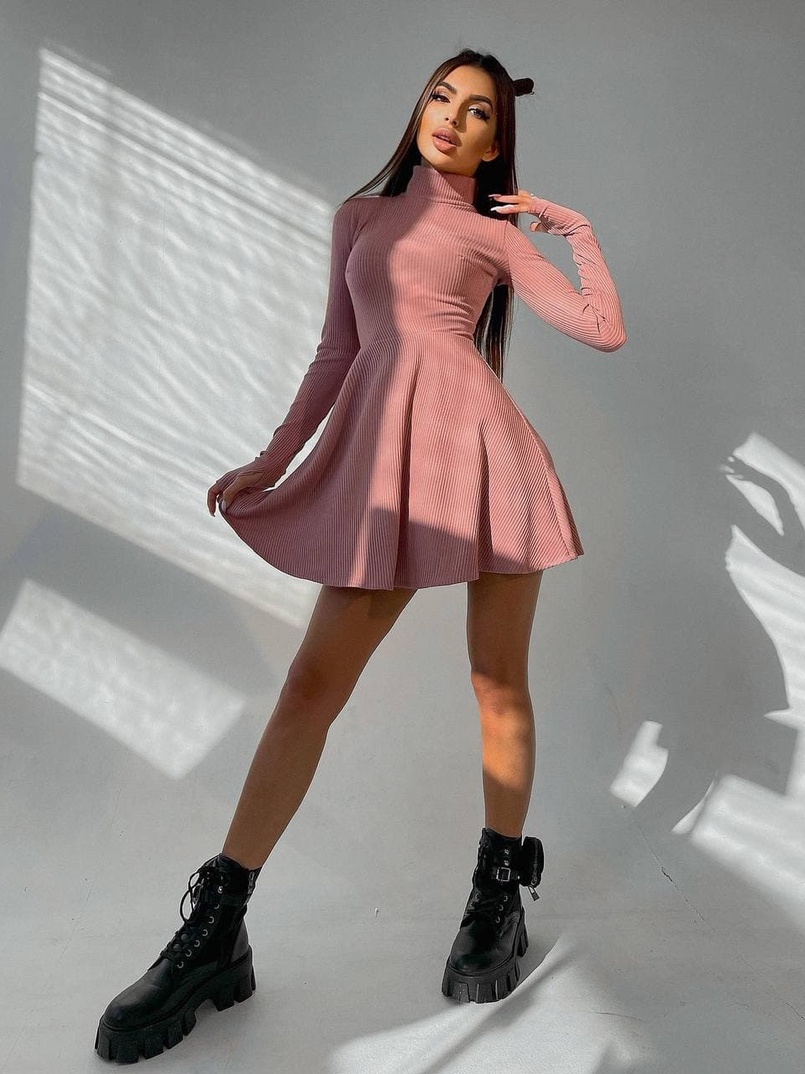 Приталенное трикотажное платье с высоким горлом Приталенное трикотажное платье с высоким горлом | PUSHKA SHOP