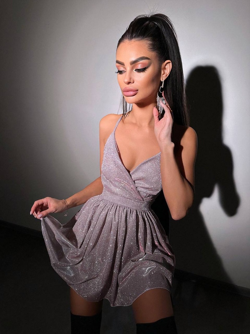 Блискуча сукня з пишною спідницею та шнурівкою на спинці Блискуча сукня з пишною спідницею та шнурівкою на спинці | PUSHKA SHOP