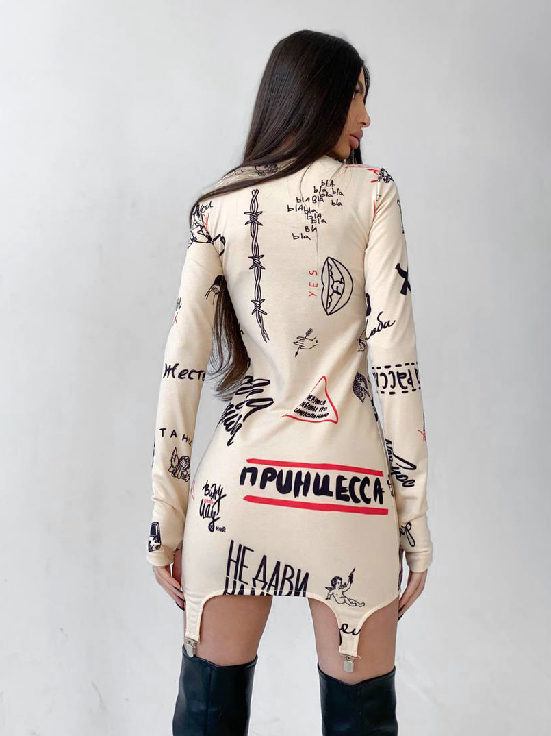 Платье с креативным принтом и металлическими застежками  | PUSHKA SHOP