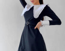 Чёрное приталенное платье с контрастным воротником с рюшами Чёрное приталенное платье с контрастным воротником с рюшами | PUSHKA SHOP