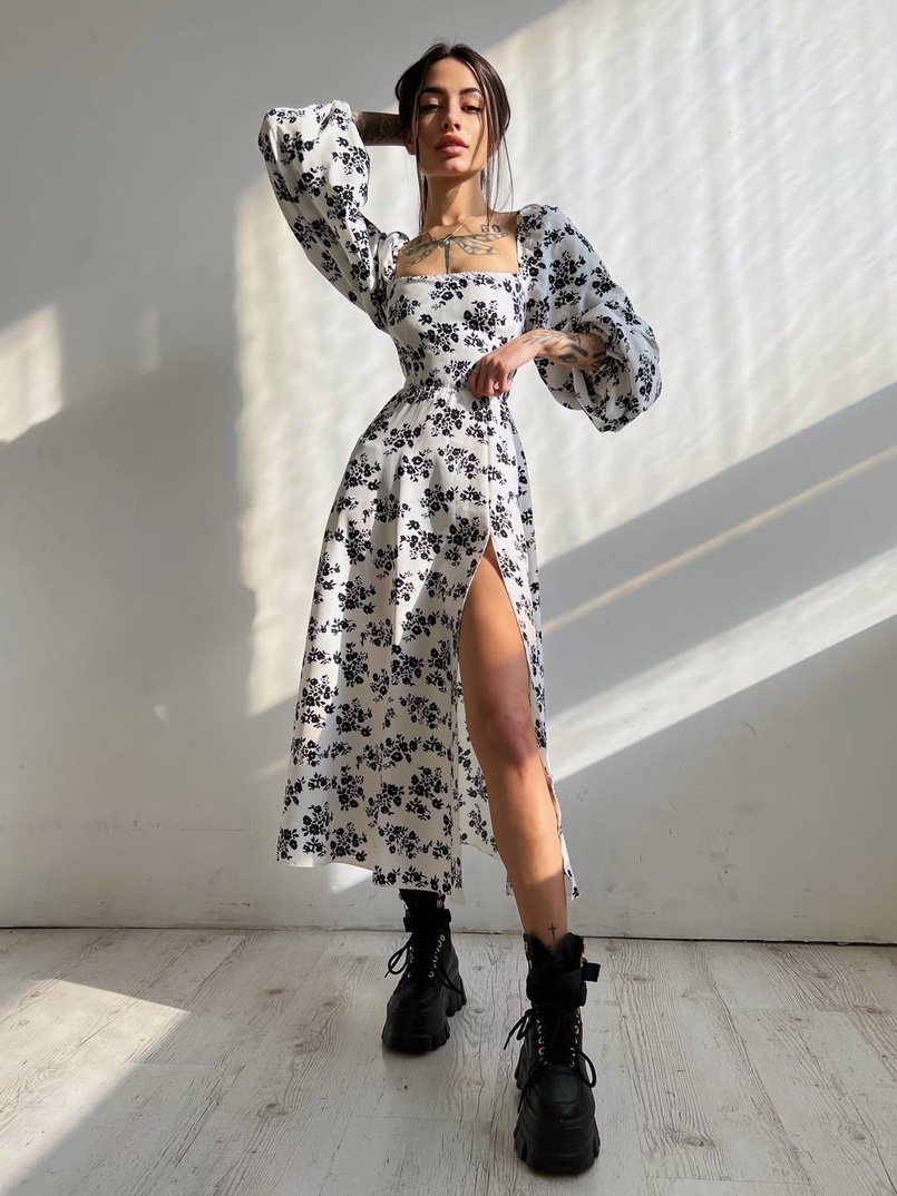 Цветочное платье-миди со шнуровкой на спинке и разрезом на ножке  Цветочное платье-миди со шнуровкой на спинке и разрезом на ножке  | PUSHKA SHOP