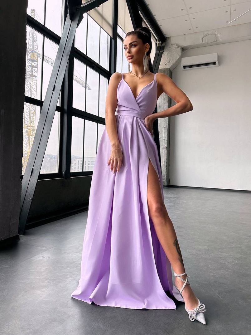 Сукня максі на тонких бретелях з розрізом на спідниці Сукня максі на тонких бретелях з розрізом на спідниці | PUSHKA SHOP