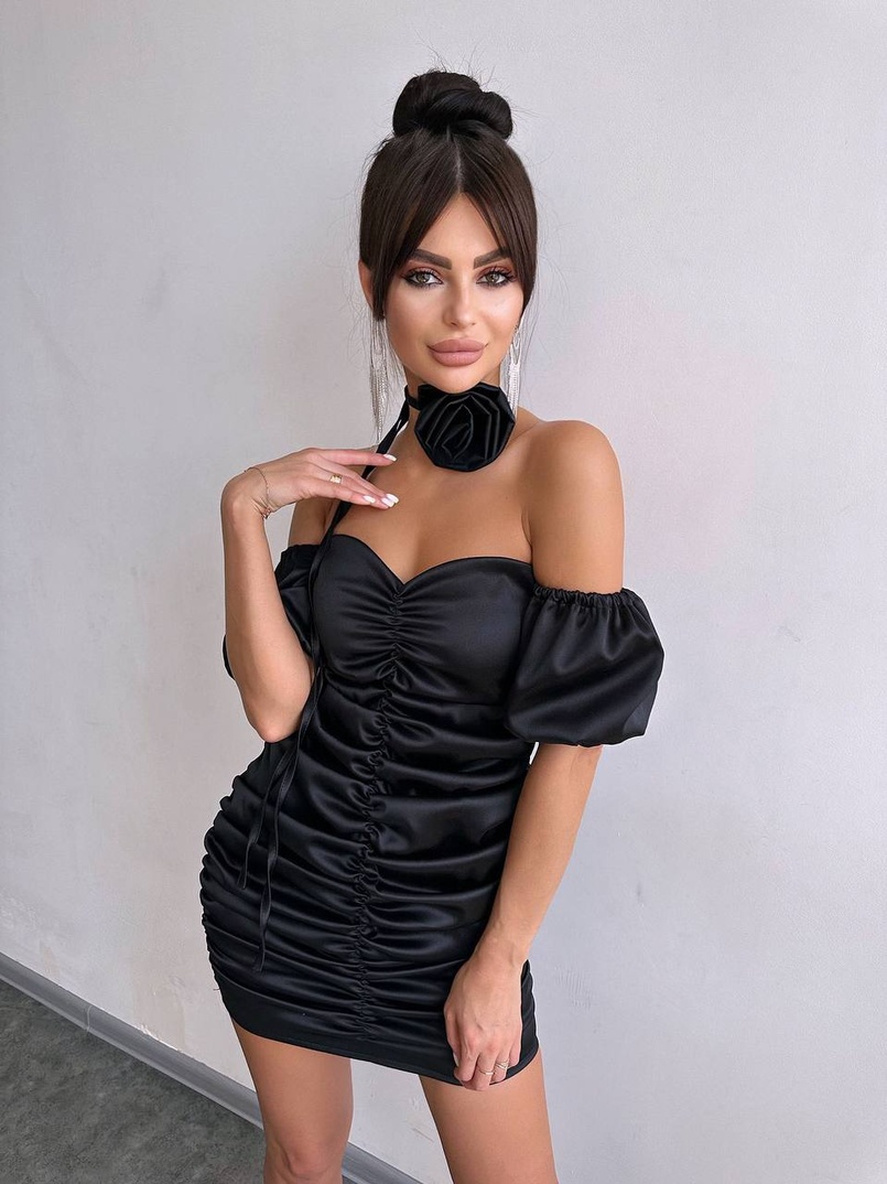 Сукня - міні з драпіруванням та трояндою-чокером Сукня - міні з драпіруванням та трояндою-чокером | PUSHKA SHOP