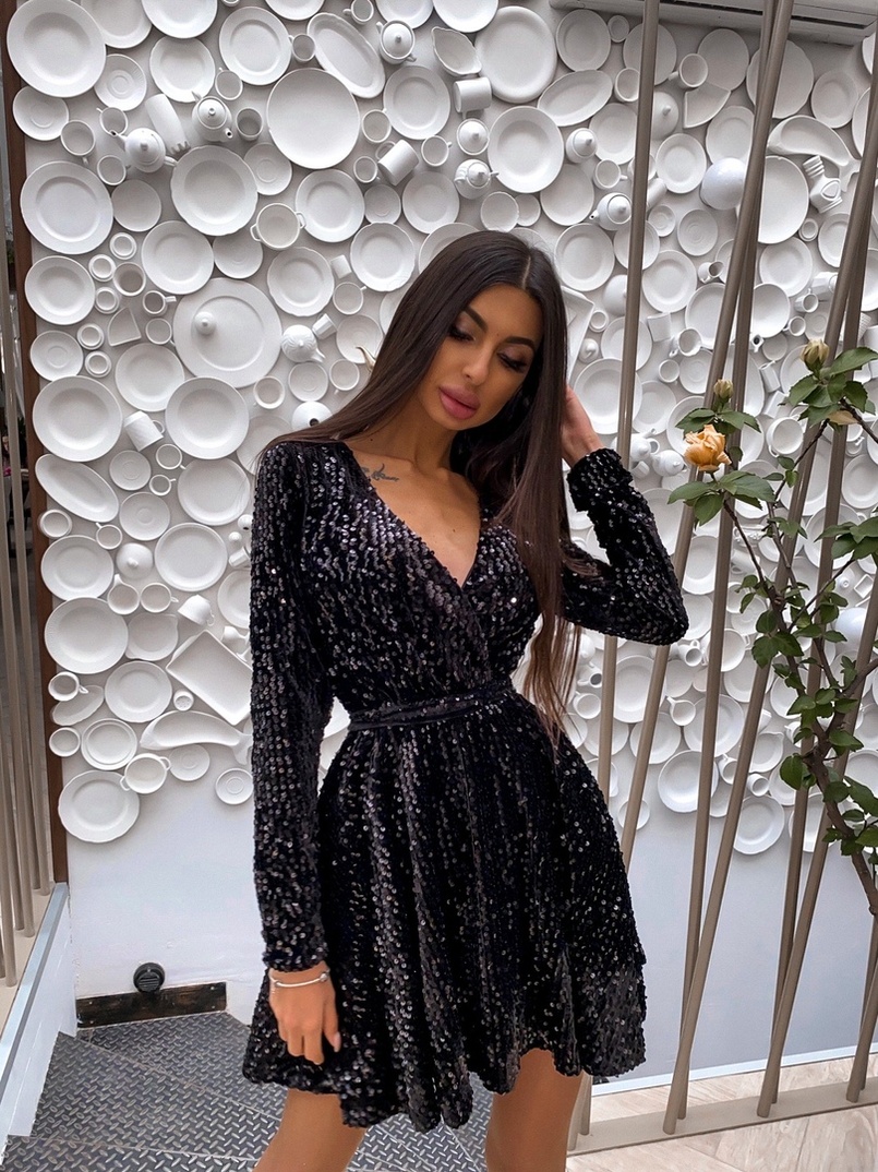 Платье с пайетками и запахом на груди Платье с пайетками и запахом на груди | PUSHKA SHOP