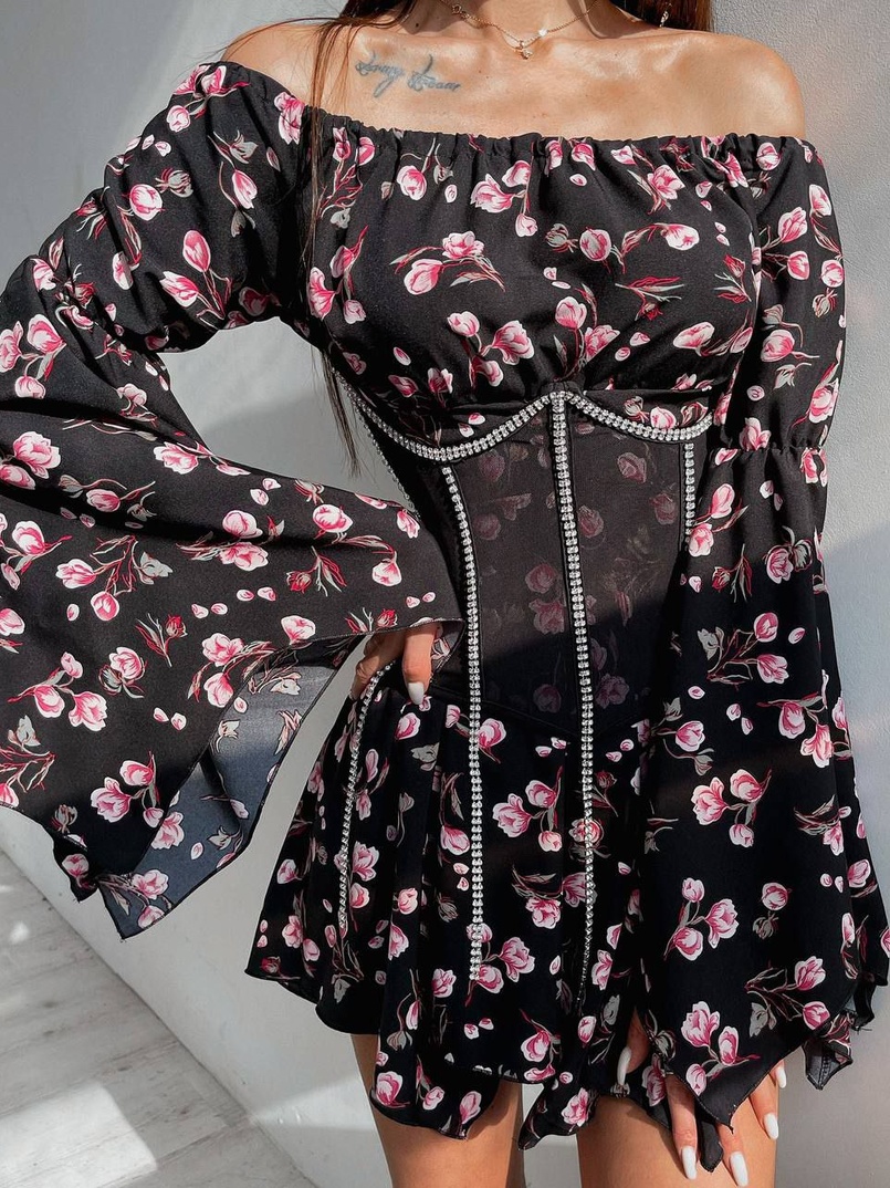 Платье  ассиметричного кроя с расклешенными рукавами + корсет декорированный стразами  | PUSHKA SHOP