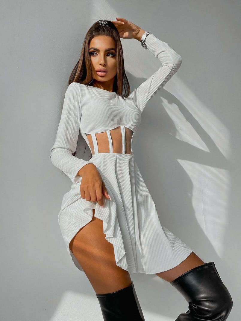 Приталенное платье с корсетной вставкой и пышной юбкой-солцем Приталенное платье с корсетной вставкой и пышной юбкой-солцем | PUSHKA SHOP