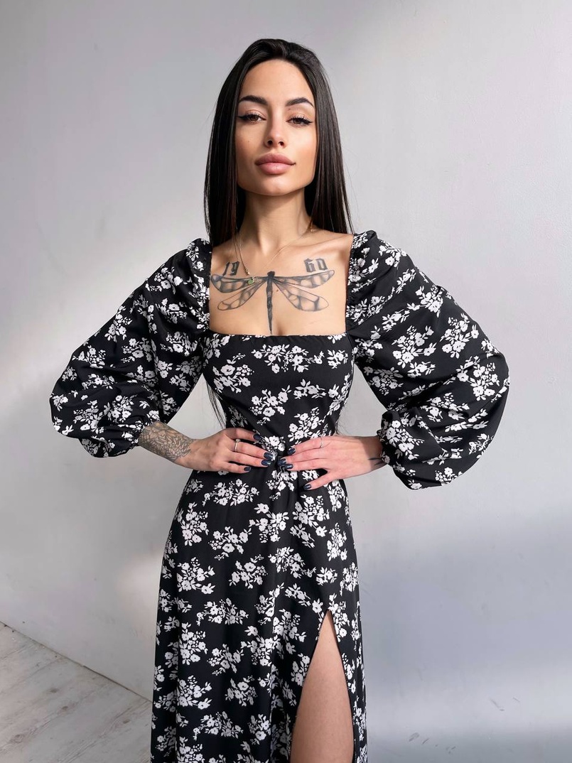 Цветочное платье-миди со шнуровкой на спинке и разрезом на ножке Цветочное платье-миди со шнуровкой на спинке и разрезом на ножке | PUSHKA SHOP