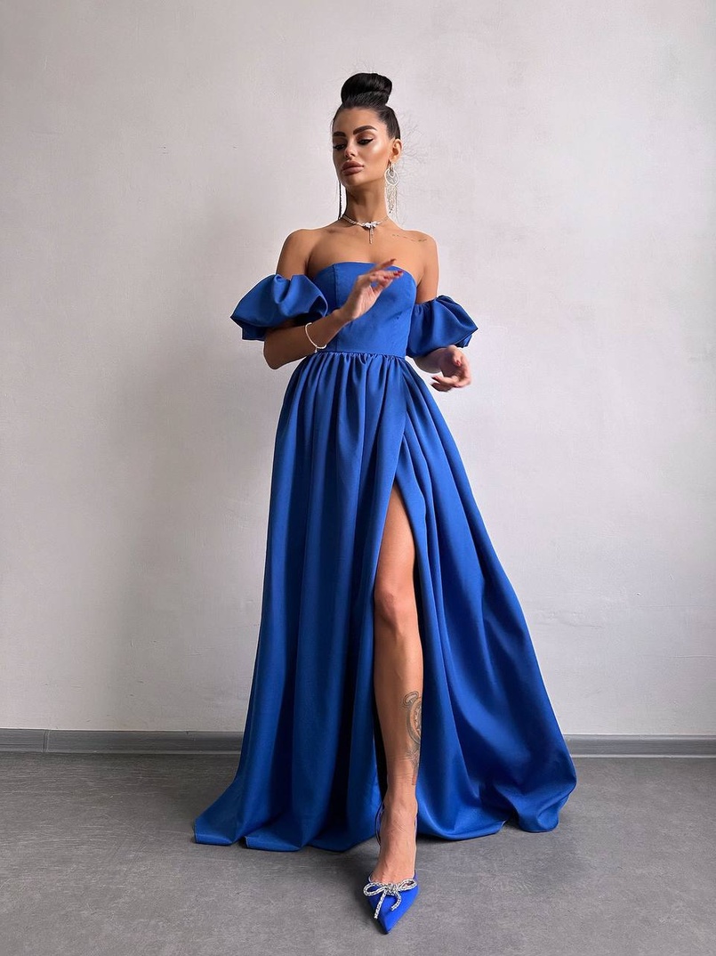 Сукня максі з розрізом на спідниці та об’ємними рукавами Сукня максі з розрізом на спідниці та об’ємними рукавами | PUSHKA SHOP