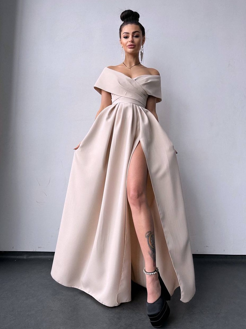 Сукня максі  з відкритими плечима та розрізом на спідниці Сукня максі  з відкритими плечима та розрізом на спідниці | PUSHKA SHOP