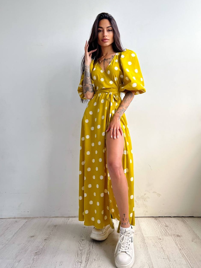 Платье миди в горох с запахом и объемными рукавами Платье миди в горох с запахом и объемными рукавами | PUSHKA SHOP