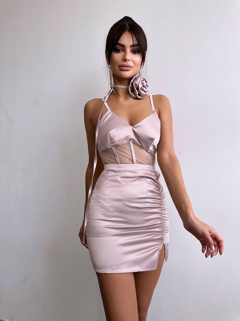 Сукня - міні з драпіруванням та трояндою-чокером Сукня - міні з драпіруванням та трояндою-чокером | PUSHKA SHOP